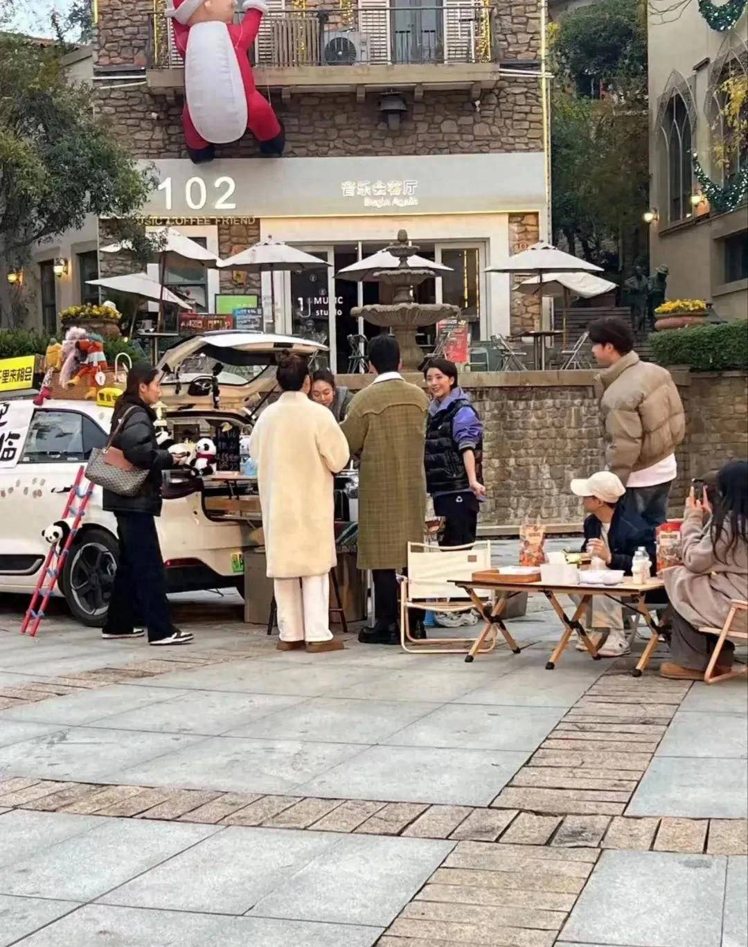 网友偶遇姜妍黄小蕾街头摆摊卖咖啡，姜妍本人超美，黄小蕾很可爱