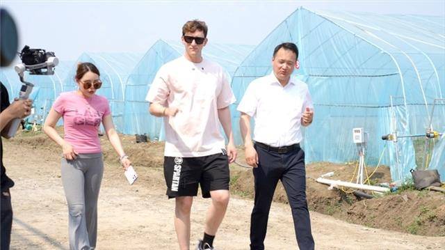 埃文凯尔中国农业游 首站品尝中国西瓜 直呼比美国西瓜味道好