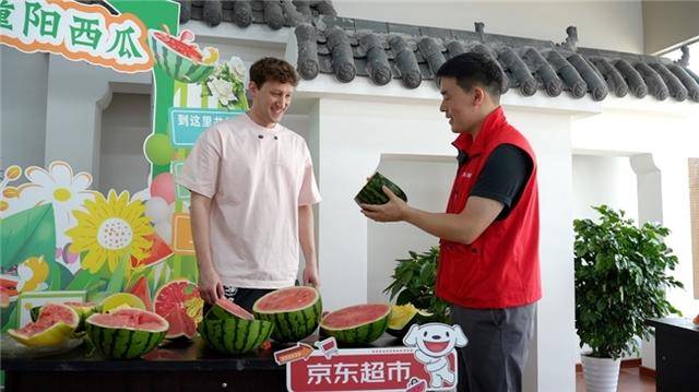 埃文凯尔中国农业游 首站品尝中国西瓜 直呼比美国西瓜味道好
