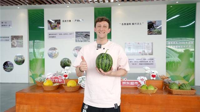 埃文凯尔中国农业游 首站品尝中国西瓜 直呼比美国西瓜味道好