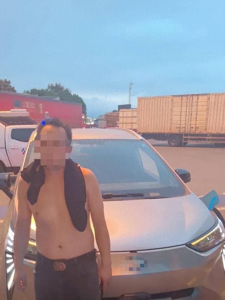 新能源汽车高速“趴窝”,男子蛮力推行2公里,交警发布新能源车防范提醒