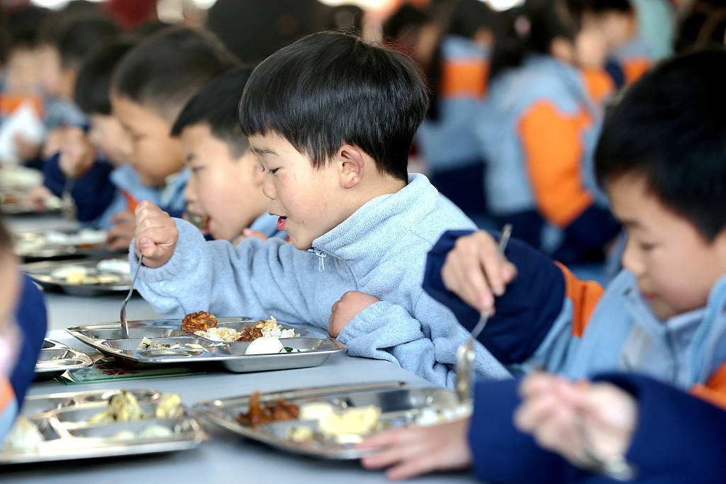 上海家长为“问题午餐”操碎心，蹊跷事该有个说法了
