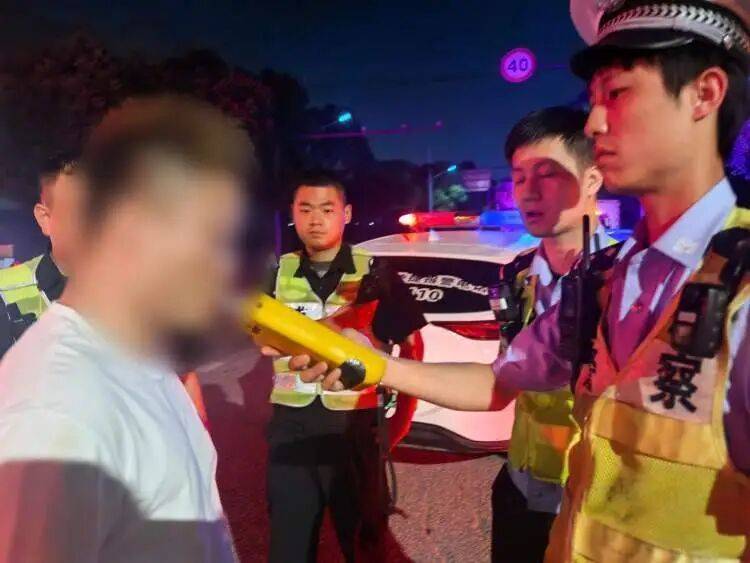 衣服都换了,却忘了换鞋子!上海警方:王某已被采取刑事强制措施