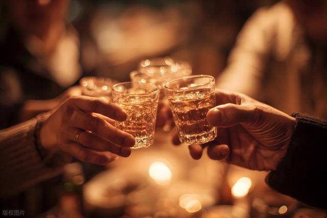 四人吃饭饮酒后一人死亡!法院一审判先行离开两人无责,另一人赔偿死者家属52万余元